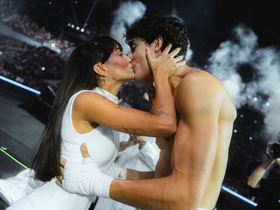 El beso de película de Aitana y Plex