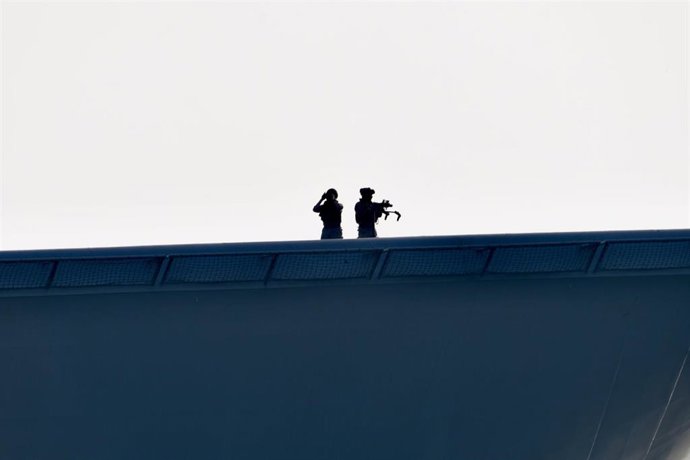 Archivo - Dos guardias en el Puerto de Ceuta, a 21 de junio de 2025, en Ceuta.