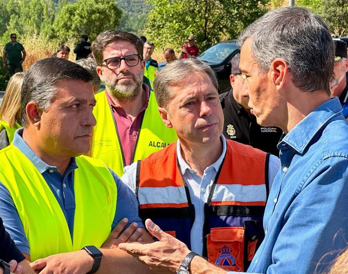 El presidente de la Diputación, Carlos García, junto al alcalde de Navaluenga y el presidente del Gobierno, Pedro Sánchez, este domingo en el PMA.