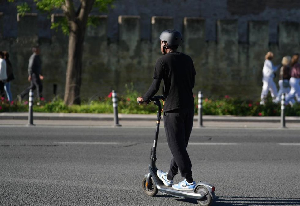 Archivo - Usuario de patinete eléctrico en Sevilla.