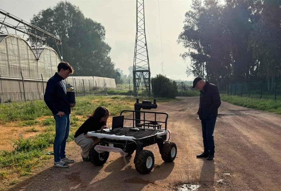 Técnicos de Cosigein trabajando en el prototipo 2.