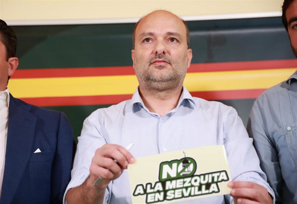El portavoz del grupo municipal de Vox, Gonzalo García de Polavieja, informa acerca de la licencia para el proyecto de mezquita, en una rueda de prensa este pasado 24 de julio