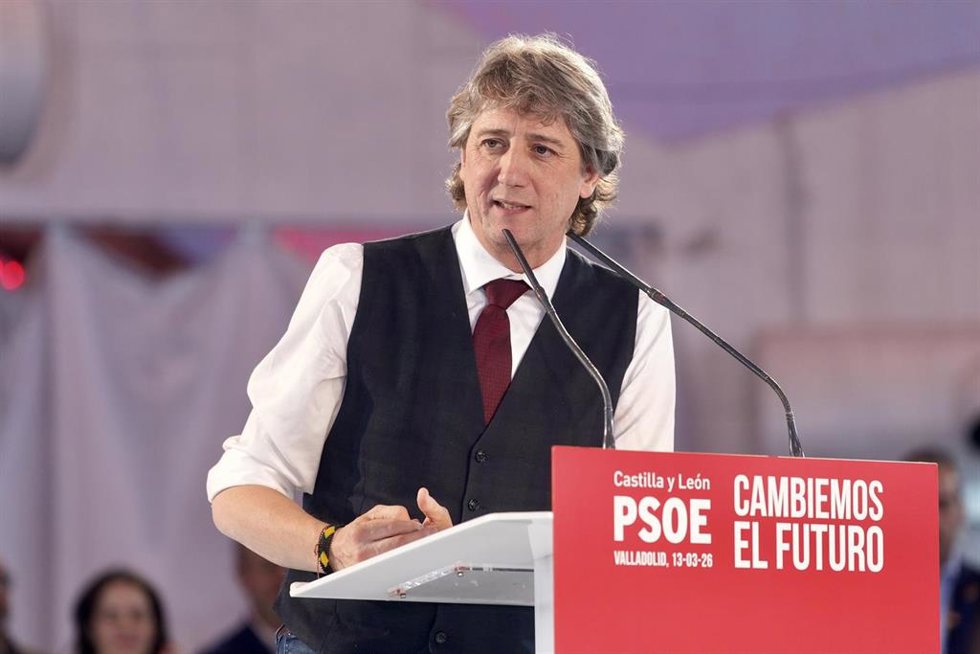 Archivo - El candidato del PSOE a la Presidencia de la Junta de Castilla y León, Carlos Martínez, interviene durante el cierre de la campaña del PSOE, a 13 de marzo de 2026, en Valladolid, Castilla y León (España)