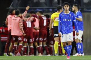 Futbol, Universidad Catolica vs Deportes La Serena. Fecha 16, Liga de Primera 2026. El jugador de Universidad Catolica Sebastian Arancibia, derecha, se lamenta tras el tercer gol de Deportes La Serena durante el partido de la Liga de Primera disputado en