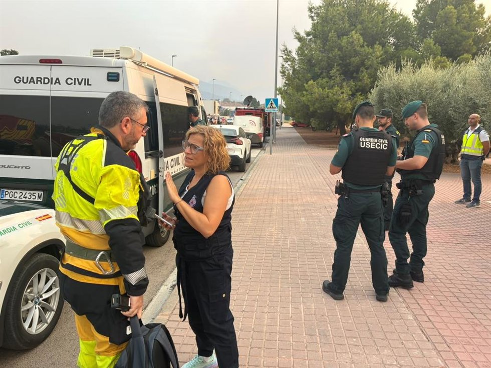 La delegada del Gobierno en la Comunitat Valenciana, Pilar Bernabé, en el PMA del incendio de Vall d'Uixó (Castellón)