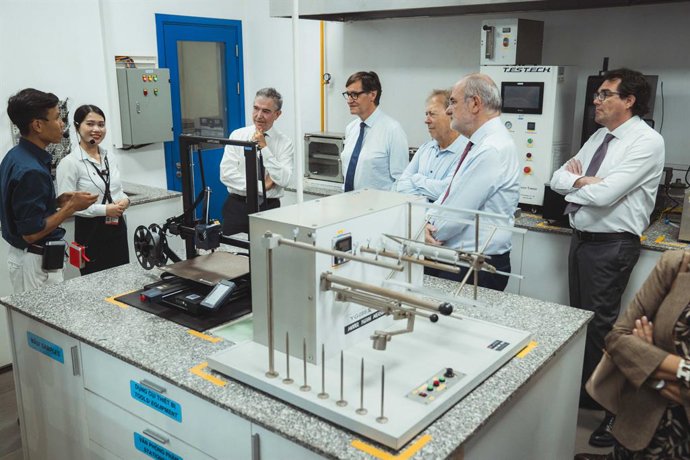 El president de la Generalitat i el conseller d'Unió Europea i Acció Exterior, Jaume Duch, durant la visita a a l'empresa catalana Relats de Dona Nang (Vietnam)