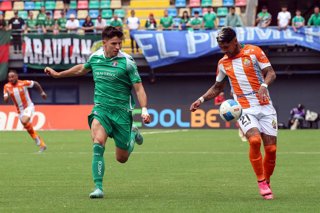 Futbol, Audax Italiano vs Cobresal Fecha 26, Liga de Primera 2025. El jugador de Audax Italiano Edruan Paredes, izquierda , disputa el balon contra Juan Carlos Gaete de Cobresal durante un partido de primera division disputado en el estadio Bicentenario