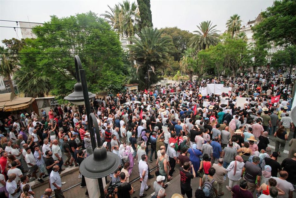 Cientos de personas protestan en Túnez en el aniversario de la disolución del Parlamento
