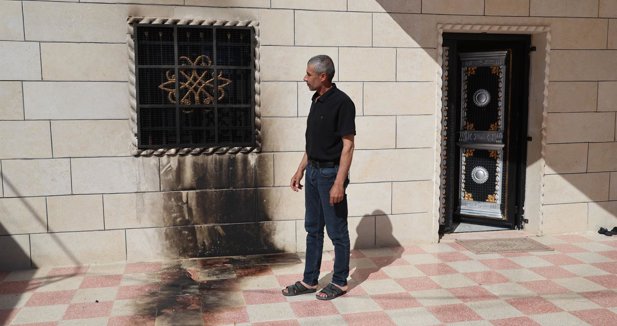 Colonos israelíes queman dos mezquitas en Cisjordania