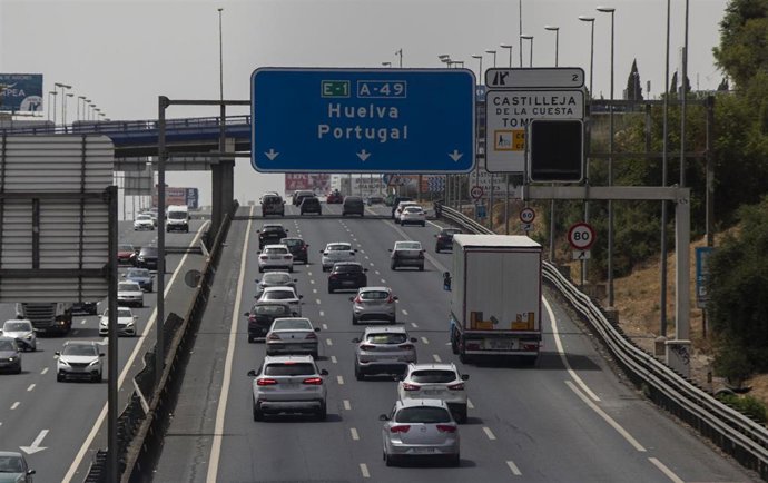 Archivo - Decenas de vehículos circulan por la autovía A-49, sentido a Huelva, en una imagen de recurso 