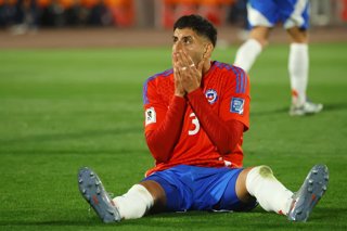 Futbol, Chile vs Uruguay. Eliminatorias al mundial de la Fifa 2026. El jugador de la seleccion chilena Guillermo Maripan es fotografiado durante un partido clasificatorio al mundial de 2026 contra Uruguay disputado en el estadio Nacional de Santiago,