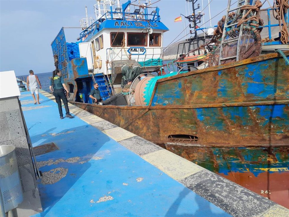 El pesquero intervenido en aguas de Canarias y atracado en el muelle de Gran Tarajal