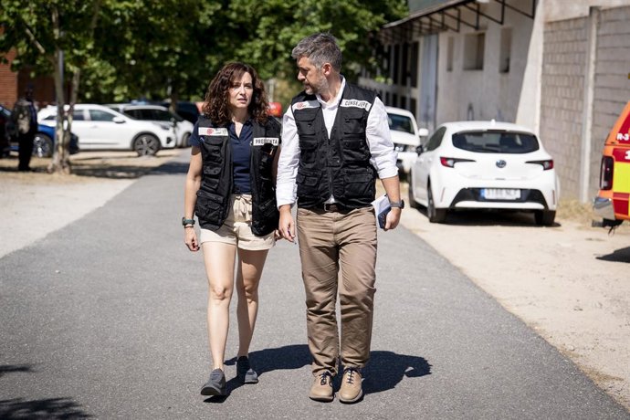 A presidente da Comunidade de Madri, Isabel Díaz Ayuso (à esquerda), e o secretário de Estado da Presidência, Justiça e Administração Local, Miguel Ángel García Martín (d), durante uma visita ao Posto de Comando Avançado (PMA), em 24 de julho de 2026, em 