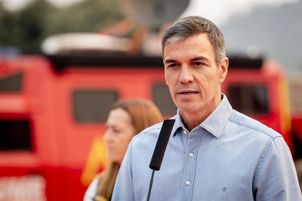 El presidente del Gobierno, Pedro Sánchez, en el Puesto de Mando Avanzado de la zona afectada por los incendios forestales de la sierra oeste, a 25 de julio de 2026, en Cenicientos, Madrid (España). ARCHIVO.