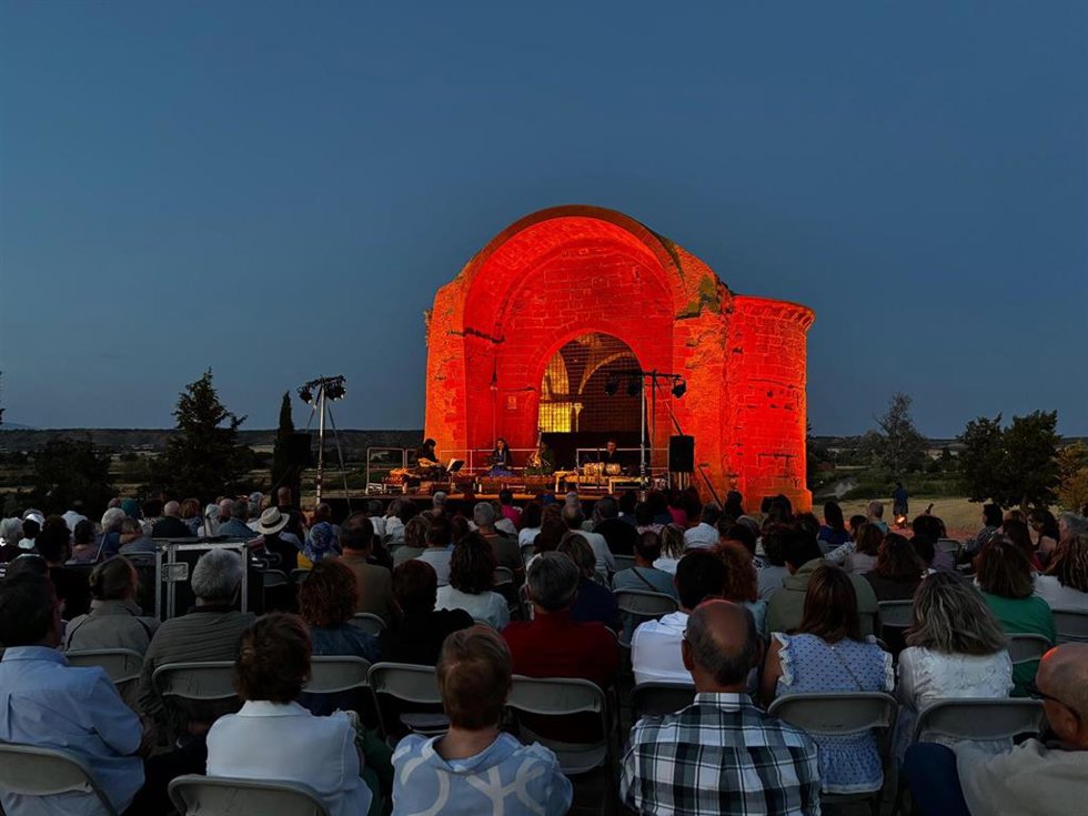 Hania Mariam, Ciro Montanari, Efrén López y Anaïs Oliveras, Confluentia, sobre el escenario de la ermita de MOnflorite en el cierre del Festival EnClave de la Comarca Hoya de Huesca.