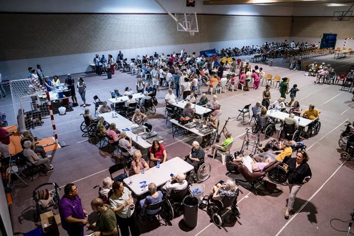 Varias personas desalojadas del municipio de Aldea del Fresno, en el polideportivo de Villamanta, a 23 de julio de 2026, en Villamanta, Madrid (España). Otro incendio forestal, independiente del originado en Almorox (Toledo) ayer, se ha declarado este jue