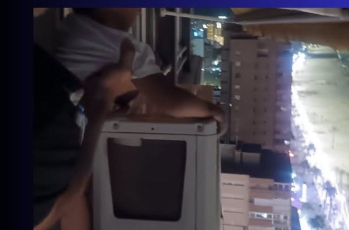 La Policía rescata a un niño que estaba sobre un aire acondicionado en un piso 21 y detiene al padre