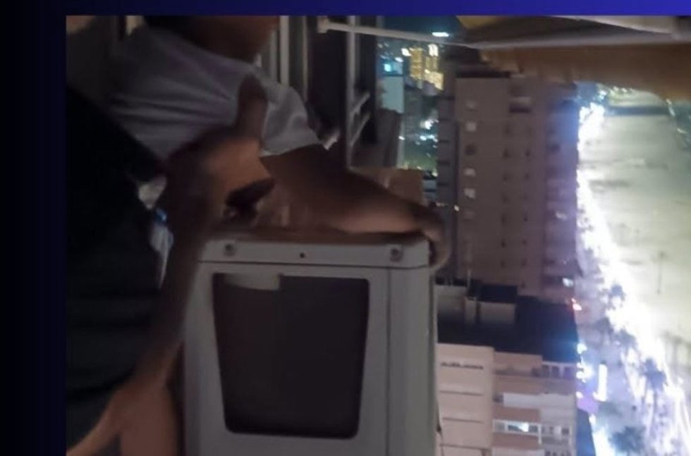 La Policía rescata a un niño que estaba sobre un aire acondicionado en un piso 21 y detiene al padre