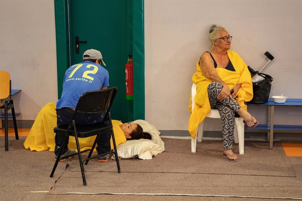 Varias personas desalojadas por el incendio forestal se refugian en el Polideportivo de Villamanta, a 24 de julio de 2026, en Villamanta, Madrid (España).