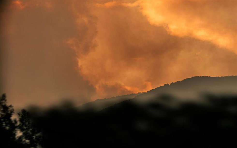 Llamas del incendio forestal, a 26 de julio de 2026, en La Adrada, Ávila, Castilla y León (España). La Adrada, uno de los municipios del Valle del Tiétar (Ávila), ha sido evacuado de forma preventiva este sábado ante el avance del grave incendio de Burgoh
