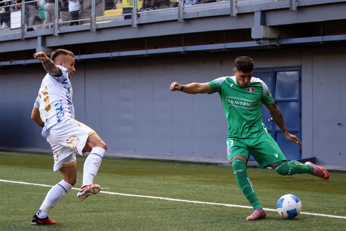 Futbol, Audax Italiano vs Everton Fecha 28, Liga de primera 2025. El jugador de Audax Italiano Esteban Matus , izquierda derecha centro, disputa el balon contra Benjamin Berrios de Everton durante un partido de la liga de primera disputado en el estadio