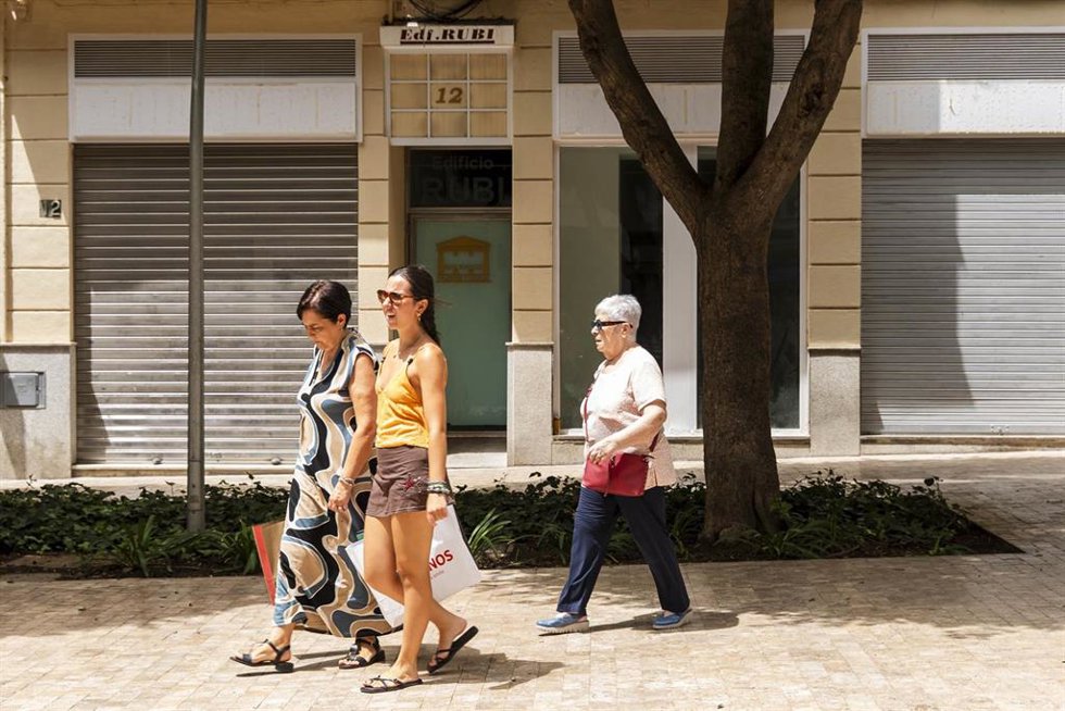Jornada de intenso calor con máximas de 44ºC en Almería. A 24 de julio de 2026 en Almería (Andalucía, España). La Agencia Estatal de Meteorología (Aemet) ha activado para este viernes el aviso rojo por altas temperaturas en la provincia de Almería, un niv
