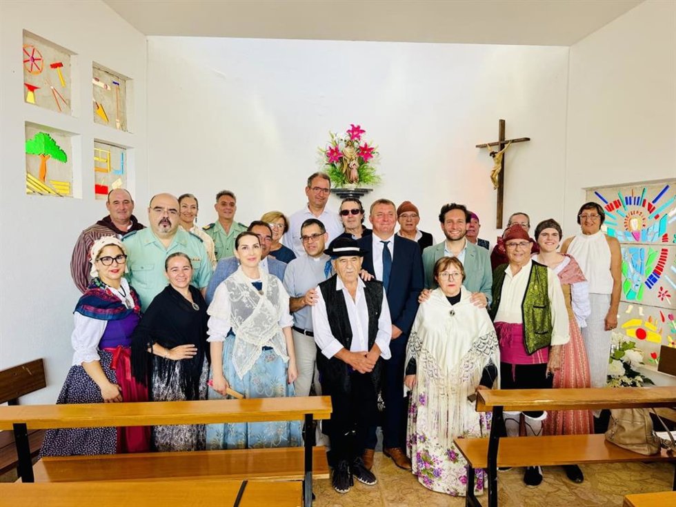 El presidente de la DPH, Isaac Claver,  junto a vecinos de Binaced que han participado en una misa baturra celebrada este domingo en la ermita de Santa Ana.