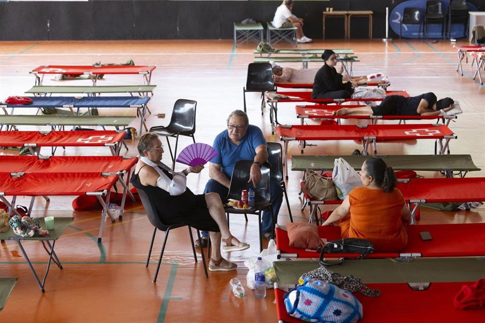 Varias personas evacuadas a causa del incendio forestal, a 26 de julio de 2026, en Moncofa, Castellón, Comunidad Valenciana (España). 