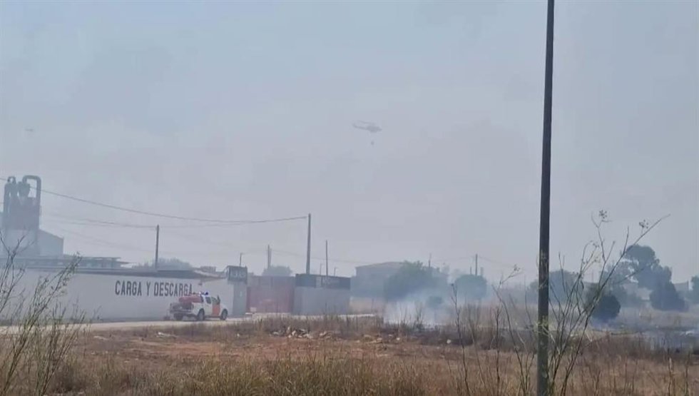 Un incendio de vegetación ya controlado en la localidad de Aldaia (Valencia) ha provocado la evacuación preventiva de la zona aledaña al Centro Comercial Bonaire.