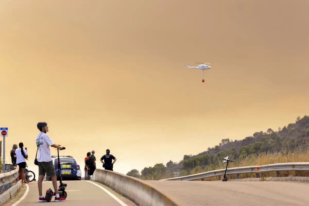 Helicóptero durante las labores de extinción del incendio forestal, a 26 de julio de 2026, en Betxí, Castellón, Comunidad Valenciana (España).