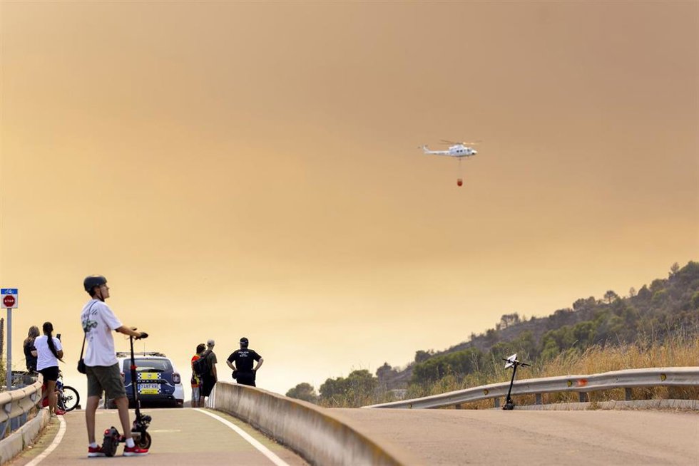 Helicóptero durante las labores de extinción del incendio forestal, a 26 de julio de 2026, en Betxí, Castellón, Comunidad Valenciana (España). 