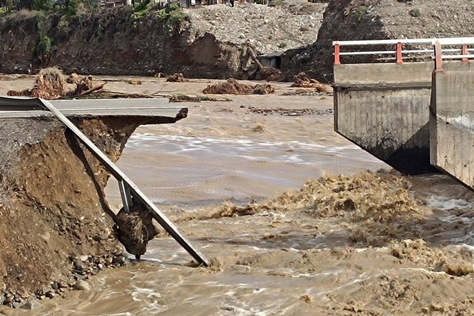 Vallenar 21 de julio 2026. Vista general del puente Maitencillo del Río Huasco de Vallenar en medio de la emergencia por el sistema frontal. Claudio Lopez/Aton Chile