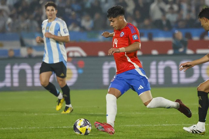 Futbol, Chile vs Argentina. Eliminatorias al mundial de la Fifa 2026. El jugador de la seleccion chilena Dario Osorio es fotografiado durante un partido clasificatorio al mundial de 2026 contra Argentina disputado en el estadio Nacional de Santiago,