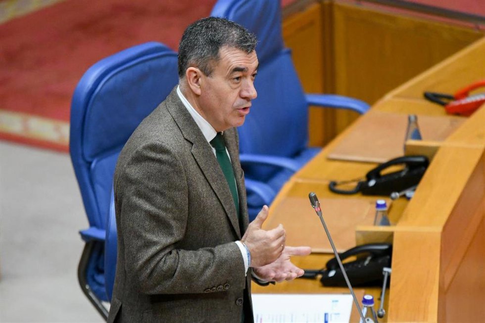 Archivo - Fotos Xunta / Educación / O Conselleiro De Educación, Ciencia, Universidades E Fp, Román Rodríguez, Responde No Pleno