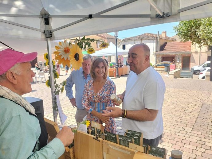 Ambiente "festivo" en la I Feria de las Flores de Torreiglesias, tercera parada de la Caravana de Alimentos de Segovia