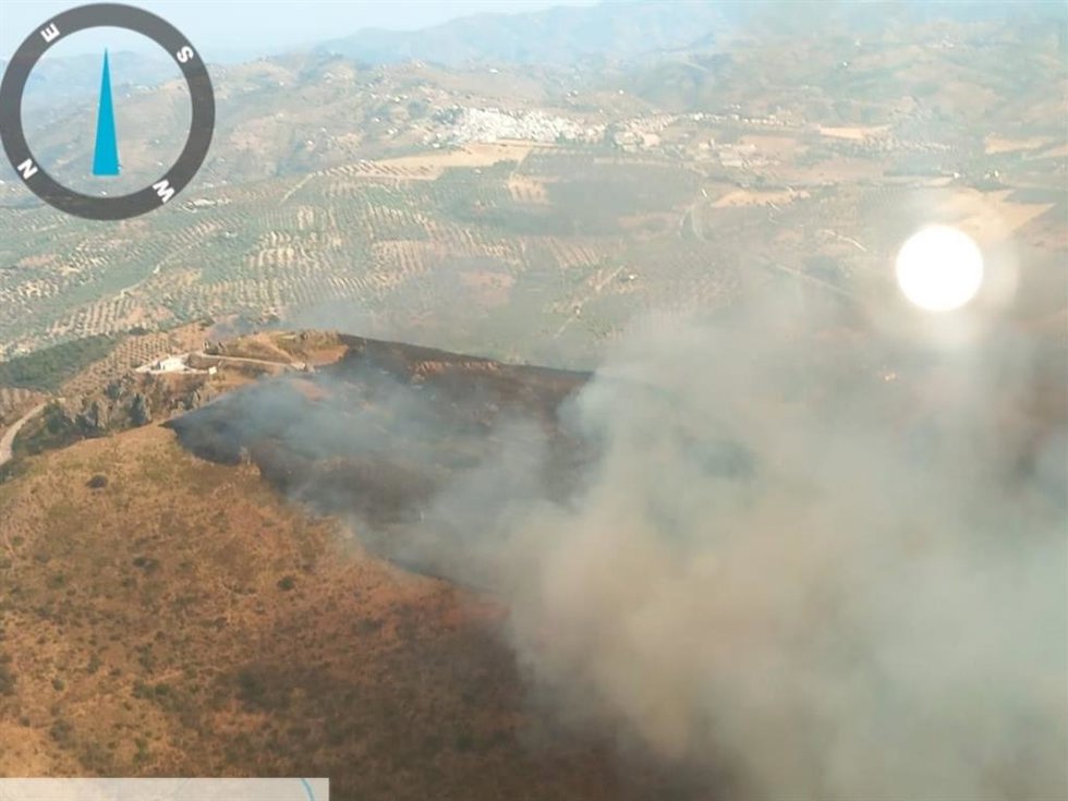 El incendio forestal declarado el domingo, 26 de julio, en el paraje Cerro del Águila de Colmenar (Málaga).