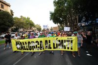 Decenas de miles de personas se manifiestan en Palma contra la masificación turística: "Estamos superando los límites"