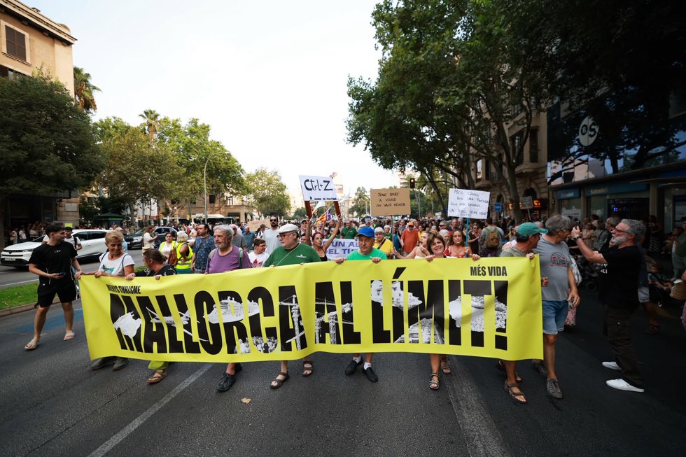 Miles de personas se manifiestan en Palma contra la masificación turística