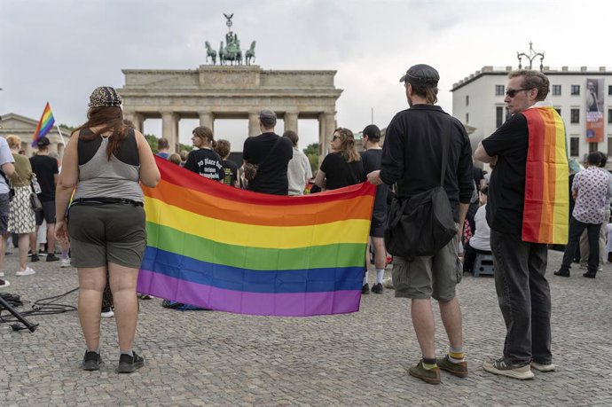 26 de julho de 2026, Berlim, Berlim, Alemanha: No dia seguinte ao ataque terrorista islâmico ocorrido durante a 48ª edição do Christopher Street Day de 2026, no Portão de Brandemburgo. Berlim, 26/07/2026.