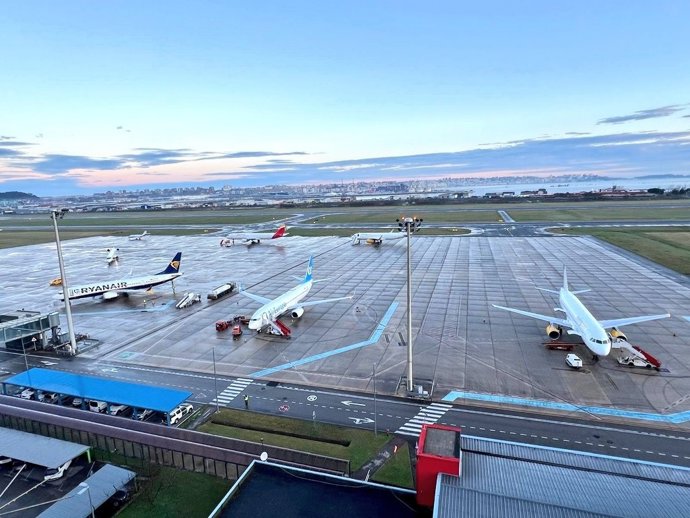 Archivo - El aeropuerto de Santander.-ARCHIVO