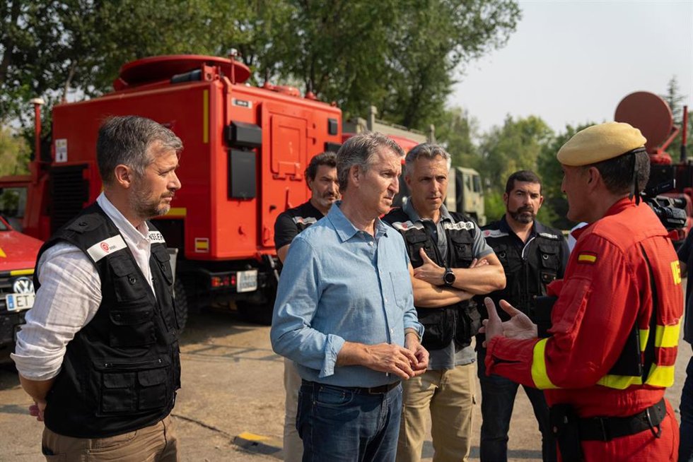 El presidente del PP, Alberto Núñez Feijóo, en la visita al puesto de mando de los incendios de la Comunidad de Madrid.