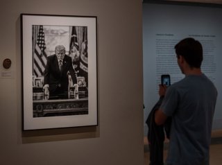 Archivo - January 11, 2026, Washington, District of Columbia, USA: A newly unveiled photographic portrait of U.S. President Trump is on display at the Smithsonian National Portrait Gallery.