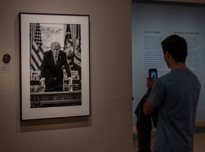 Archivo - January 11, 2026, Washington, District of Columbia, USA: A newly unveiled photographic portrait of U.S. President Trump is on display at the Smithsonian National Portrait Gallery.