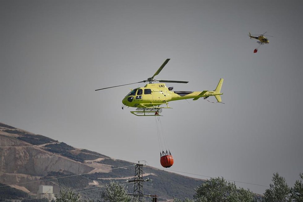 Helicópteros trabajan en la extinción de un incendio forestal en una imagen de archivo.