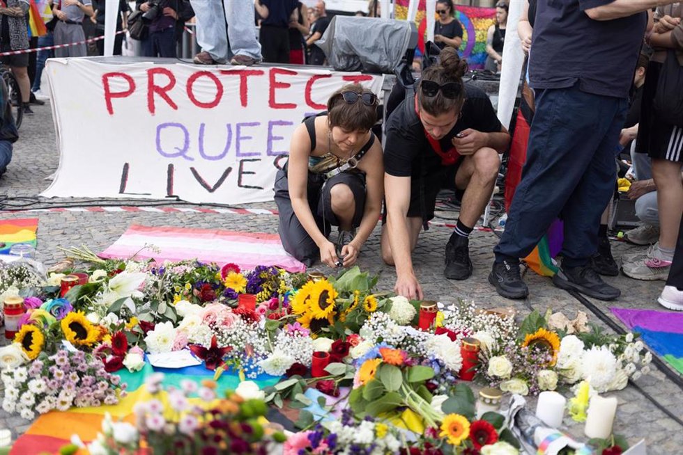 Vigilia en la Puerta de Brandeburgo, en Berlín, por las víctimas del atentado del día del Orgullo 