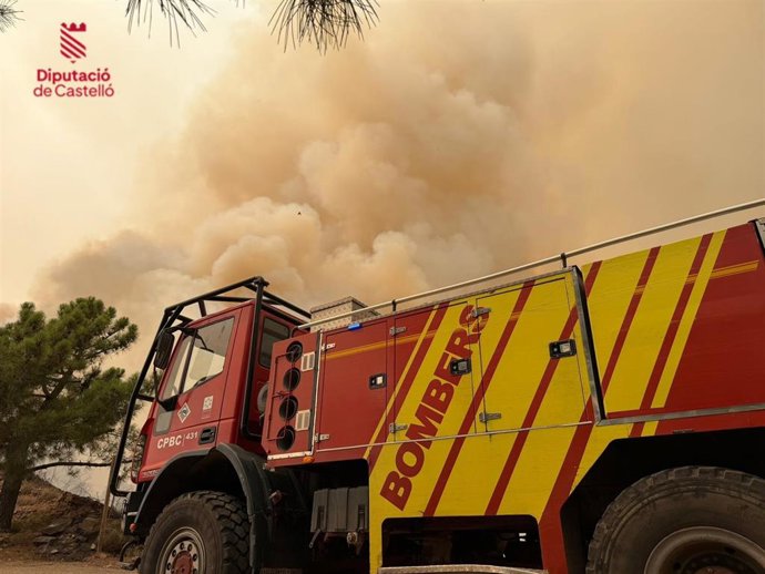 Efectivos de Bomberos en el incendio de la Vall d'Uixó (Castellón)