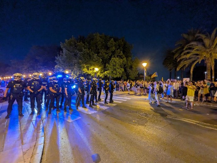 Cargas policiales, lanzamiento de objetos y al menos un herido al finalizar la protesta contra la saturación en Palma