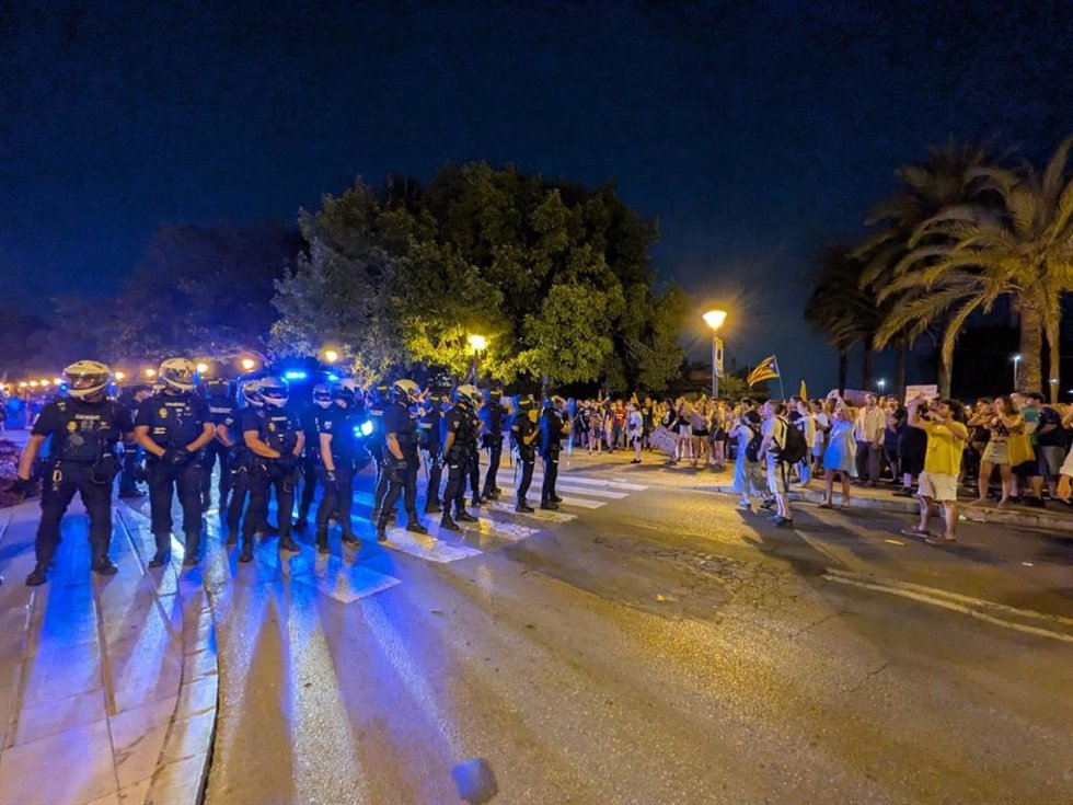 Cargas policiales, lanzamiento de objetos y al menos un herido al finalizar la protesta contra la saturación en Palma