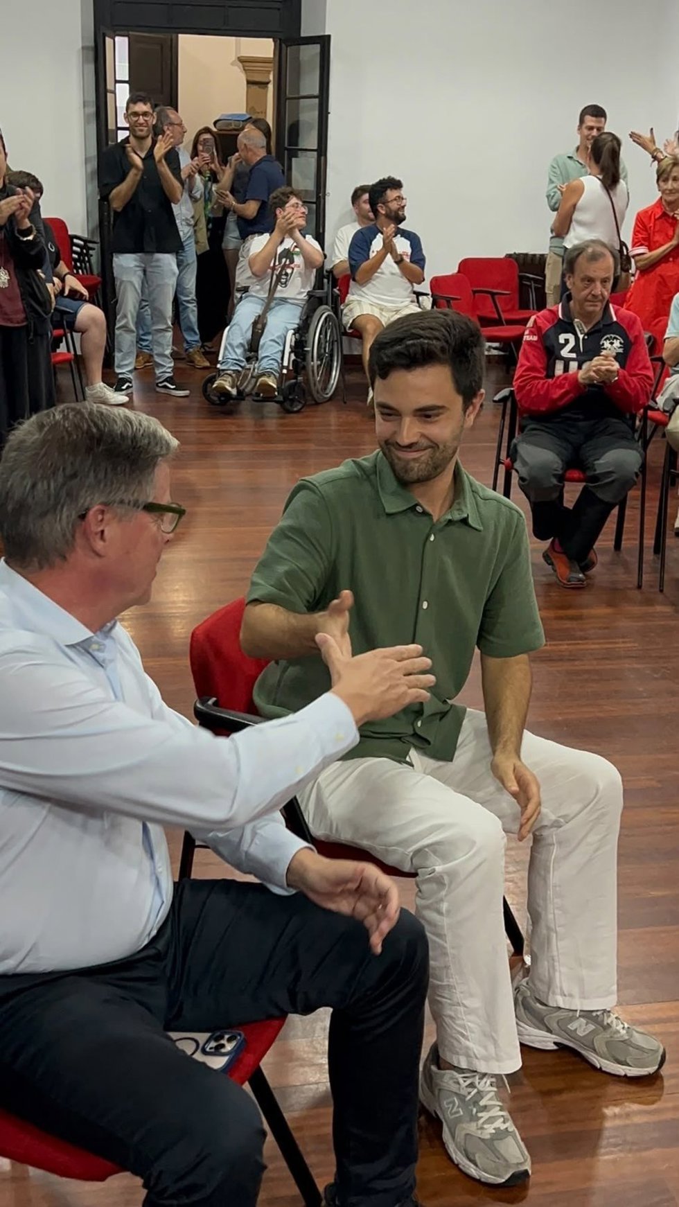 Sergio Llera y Enrique Rodríguez tras el recuento de votos en la Casa del Pueblo de Oviedo.