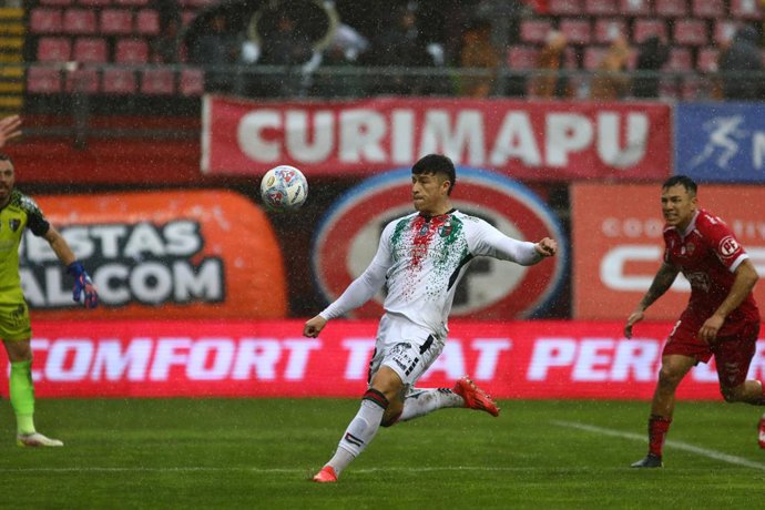 Futbol, Nublense vs Palestino Decimo sexta fecha, campeonato Nacional Liga de Primera 2026. El jugador de Palestino Vicente Espinoza es fotografiado en disputa del balon durante el partido de primera division disputado en el estadio Nelson Oyarzun de